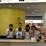 福岡市観光案内所・手話通話サービスの看板とスタッフの方の笑顔が目印です